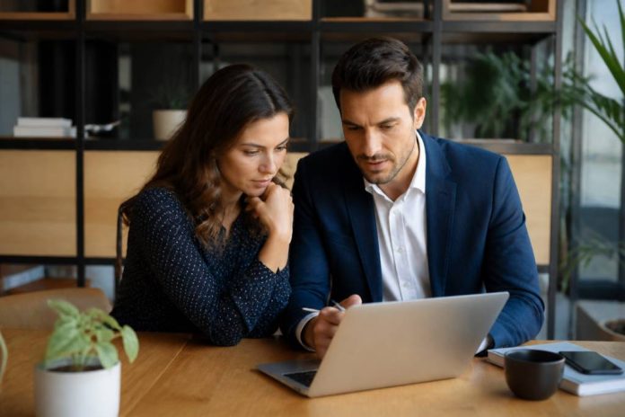 Ouvrir une franchise en solo ou en couple : avantages et limites