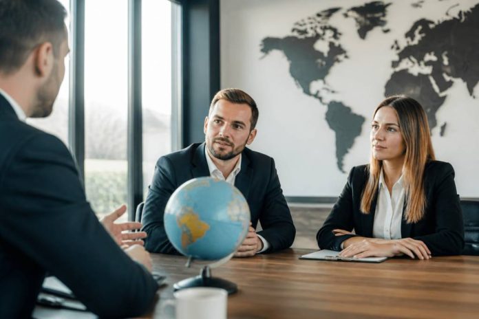 Les franchises internationales : avantages, risques et conditions d’implantation